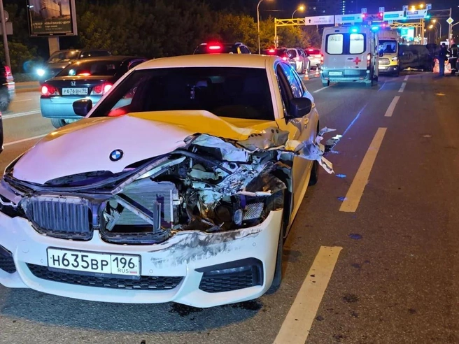 У белой BMW разорван капот | Источник: Ночные новости/ MAX