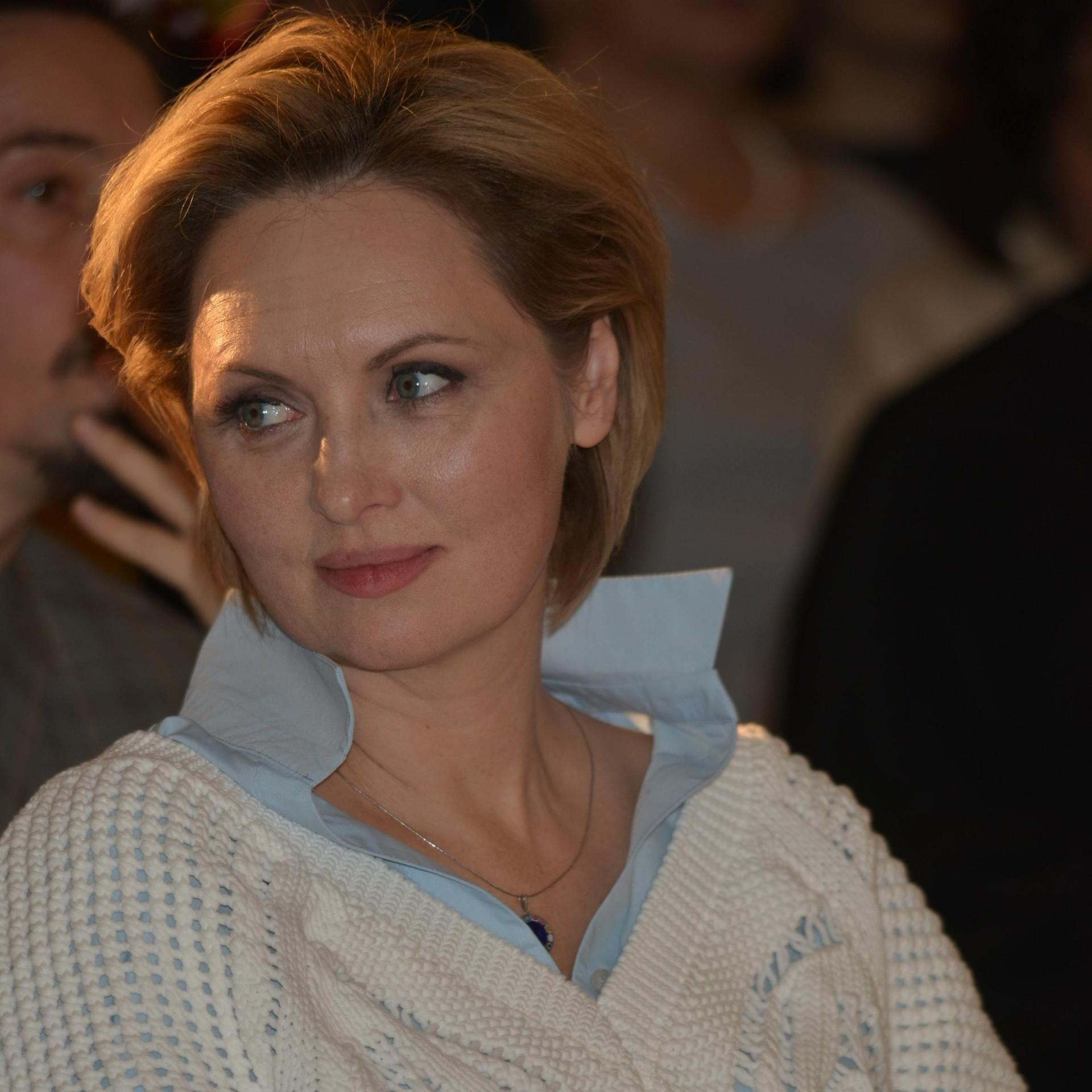 Ксенофонтова призналась, что ей приходится выживать: «Через полгода мне будет 53 года. Я вхожу в определенный круг»