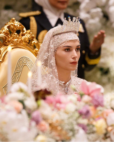 Тонны живых цветов и платье, расшитое драгоценными камнями: новые фото со свадьбы красавца-принца Брунея