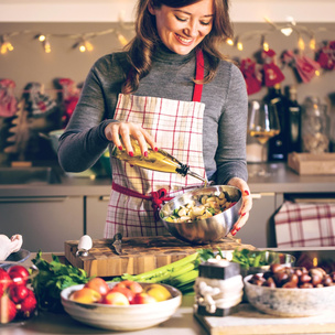 Удивите гостей: 5 фантастически вкусных теплых салатов для новогоднего стола