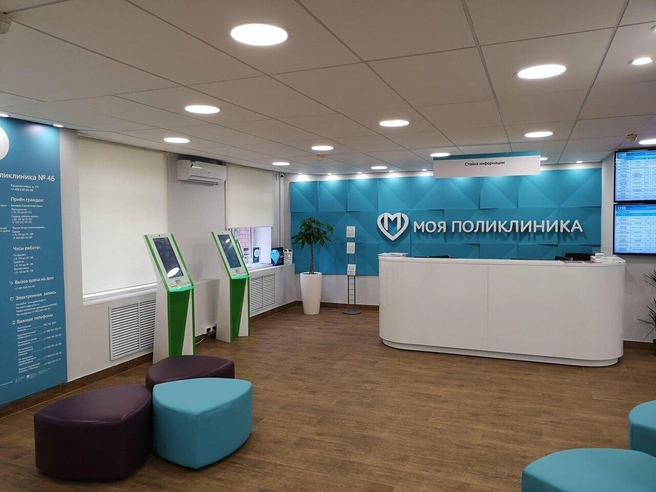 Поликлиника переполнена, в коридорах постоянно образуются очереди, говорят местные | Источник: Яндекс.Карты