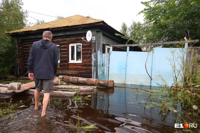 Владимир тоже не может попасть домой | Источник: Владислав Лоншаков / E1.RU