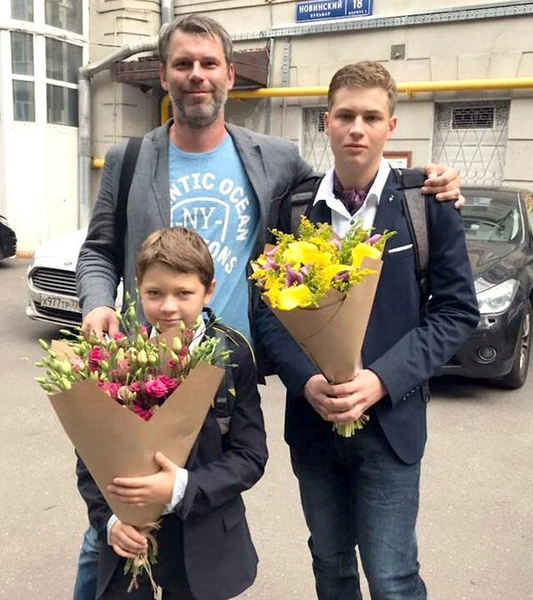Первый муж Дарьи, Алексей Лебедев с сыновьями