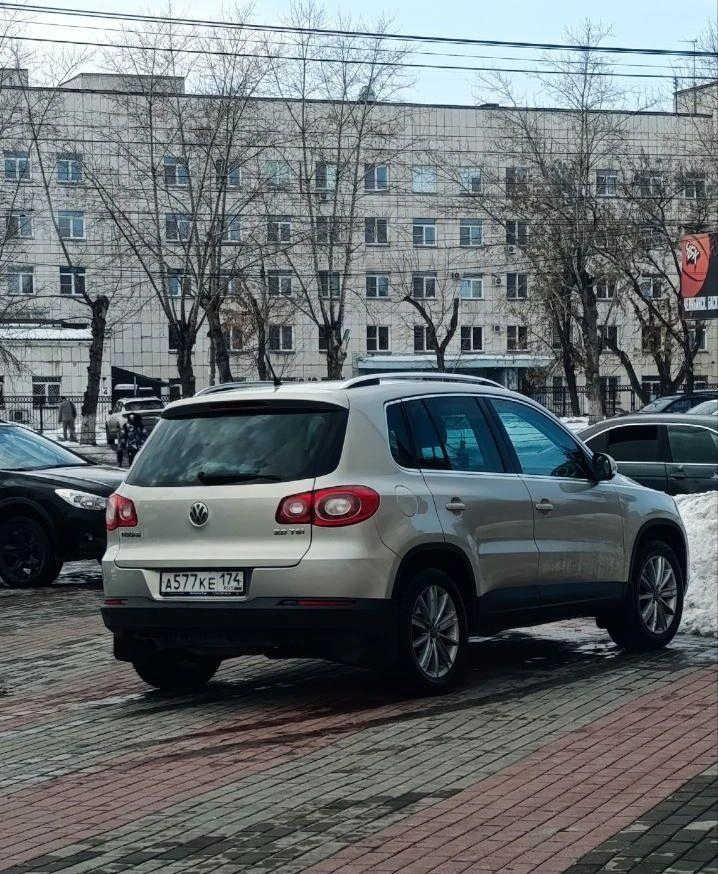 Черкасская, 1: Volkswagen искал место посуше и забрался на тротуар | Источник: читатель 74.RU