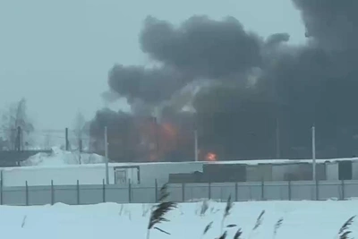 Ангар в промзоне под Петербургом охвачен огнем