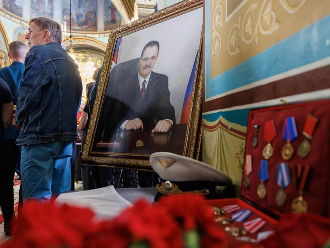 Рядом с огромным портретом умершего — его многочисленные награды | Источник: Алексей Волхонский / V1.RU