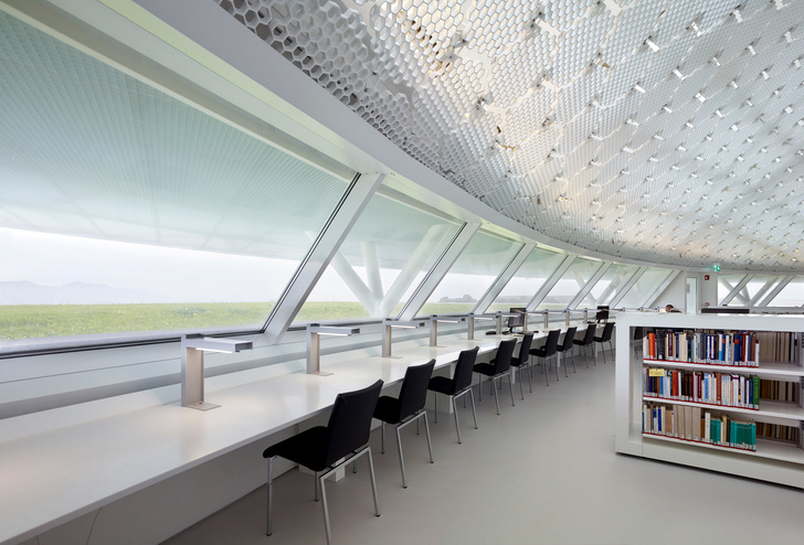 Яркая библиотека по проекту Жана Нувеля (фото 12)