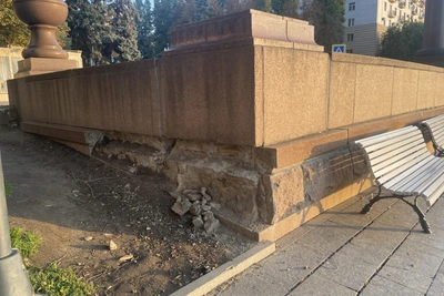 С Центральной набережной Волгограда исчез кусок гранита