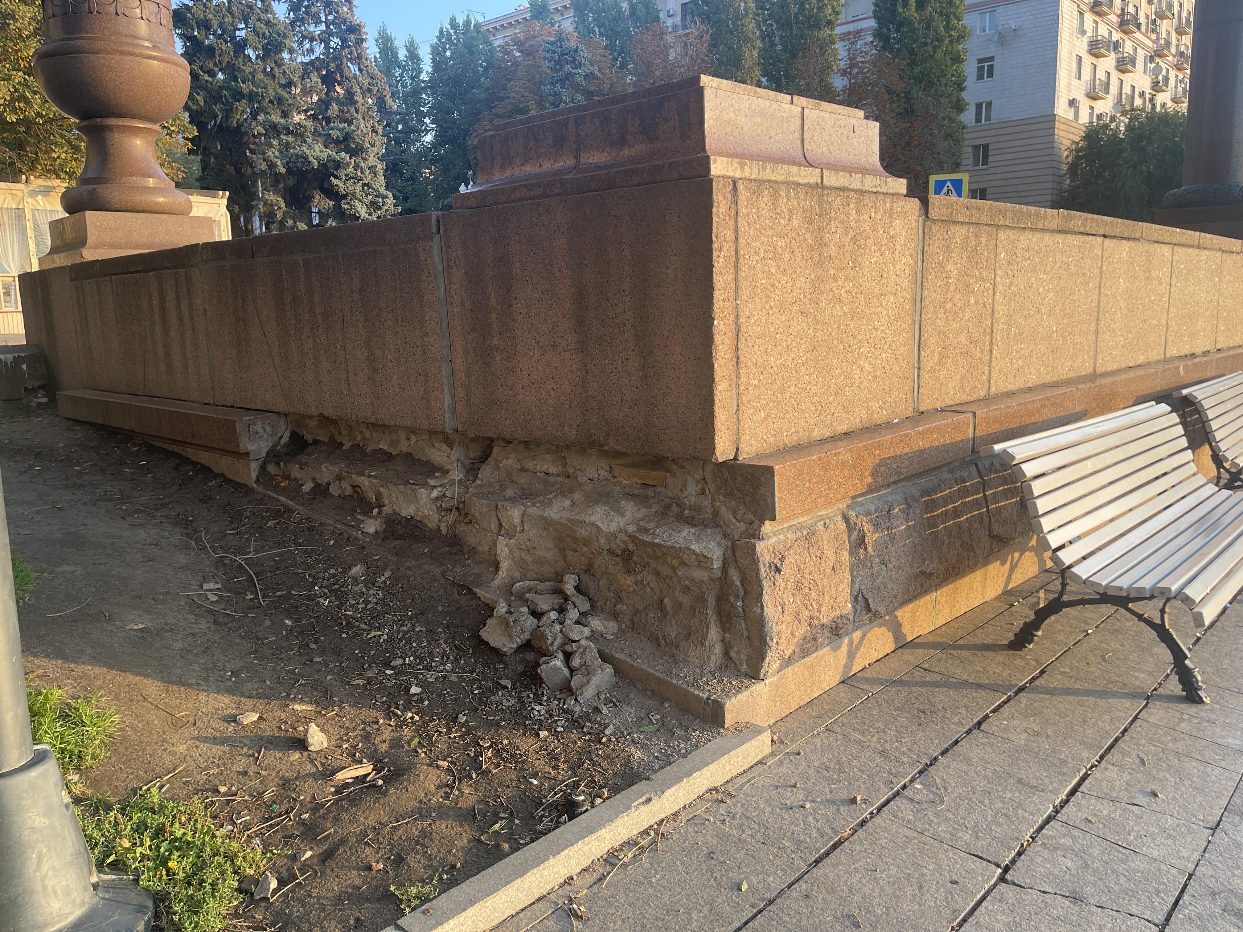 С набережной в центре Волгограда пропал огромный кусок гранита