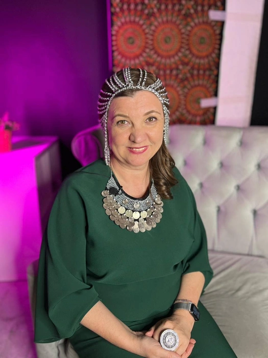 — За годы работы журналистом собрала по командировкам достаточно серьезную коллекцию украшений из многих регионов России. Я, как сорока, всё покупаю, потому что очень нравится. Но в повседневной жизни это носить просто некуда. | Источник: Национальный акцент / T.me