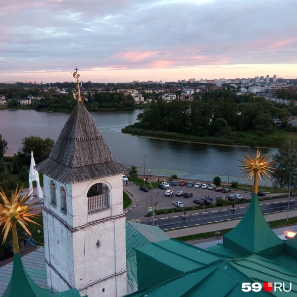 Вот такой вид открывается со звонницы Кремля Ярославля | Источник: Вероника Свизева / 59.RU