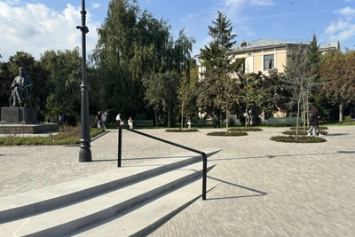 Завершен ремонт площади у памятника Бутлерову