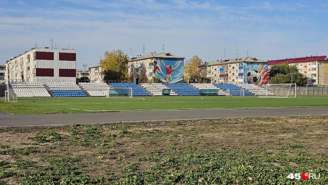 На стадионе КЗКТ занимаются воспитанники ДЮСШ № 3 | Источник: Дарья Никитченко / 45.RU