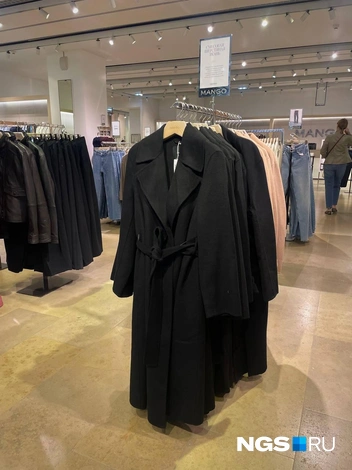 Пальто халат Mango 19&nbsp;999 рублей | Источник: Алёна Золотухина / NGS.RU 