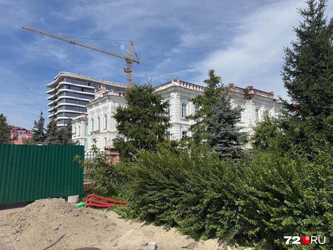 Со стороны площади Борцов революции (она тоже сейчас на реконструкции) стоит глухой зеленый забор | Источник: Илья Чикотин / 72.RU
