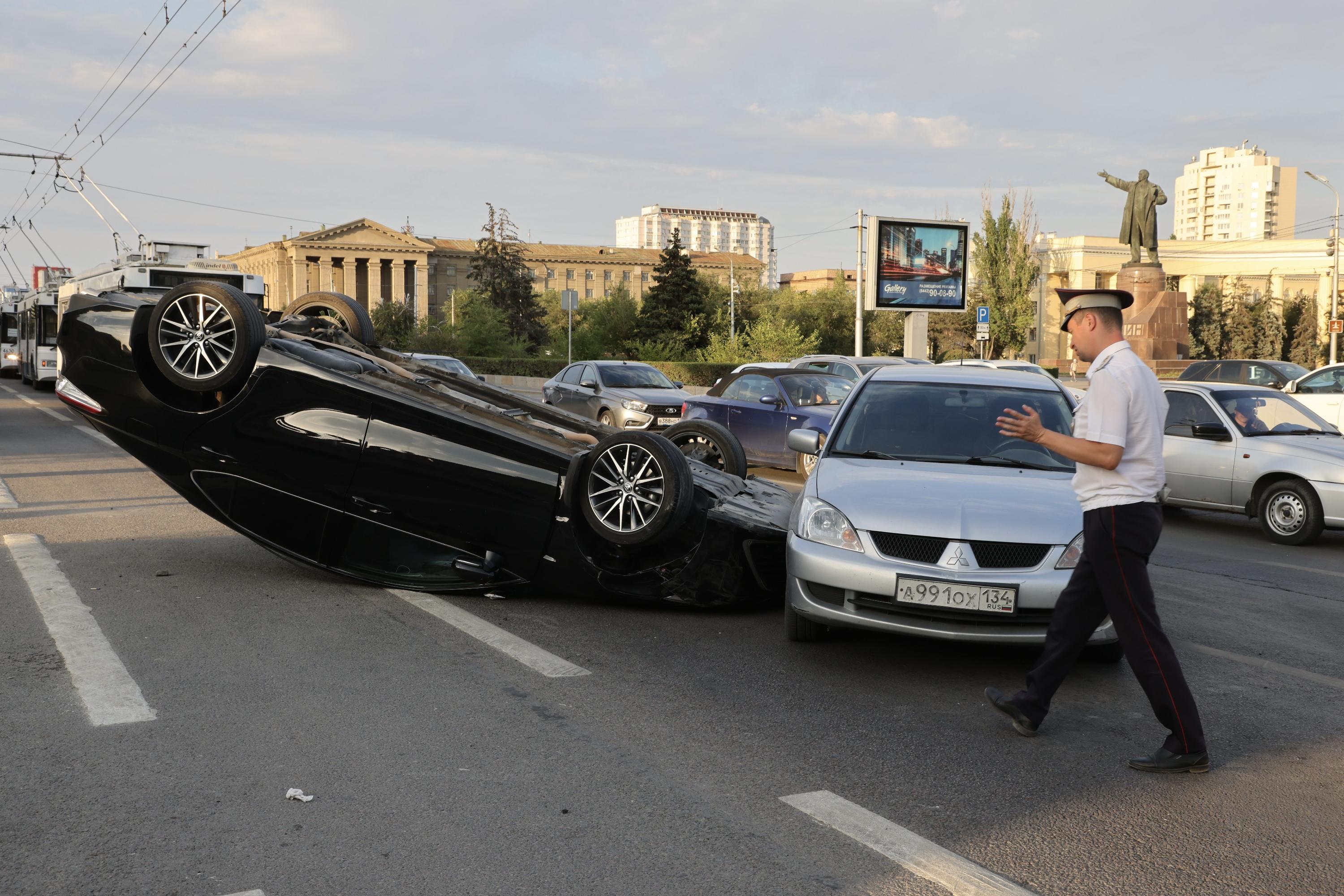 На месте пожарные и скорая: жуткая авария в центре Волгограда - 11 августа  2023 - V1.ру