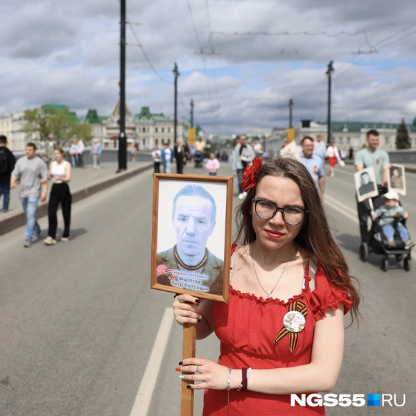 Судя по всему, девушка пришла с портретом отца  | Источник: Евгений Софийчук / NGS55.RU 