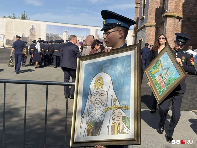 Специально к приезду патриарха кадеты написали его портрет и нарисовали картину с будущим храмом | Источник: Николай Сальников / 56.RU