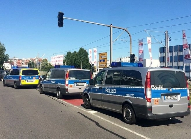 В Германии мужчина угнал машину с детьми и врезался в толпу людей | ya62.ru
