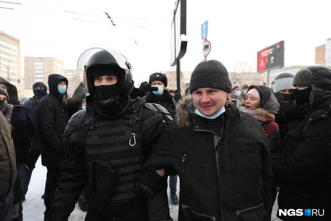 И не последнее. Задержанных сразу же вели в автозаки, которые заранее пригнали на Красный проспект | Источник: Александр Ощепков
