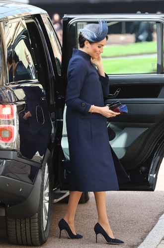 Застегнутые пуговицы На свадьбе принцессы Евгении за три дня до объявления о беременности Меган появилась в пальто классического А-силуэта от Givenchy. Само по себе пальто было чудесно, вопросы вызвал очень свободный крой и застегнутые пуговицы (точнее, застегнуты были две пуговицы сверху, при этом три снизу были расстегнуты). Наряд недвусмысленно намекал ─ «я очень хочу кое-что от вас скрыть, но еще больше ─ рассказать». Не удивительно, что именно после этого аутфита пресса вновь подняла вопрос о пополнении в семействе Сассекских.