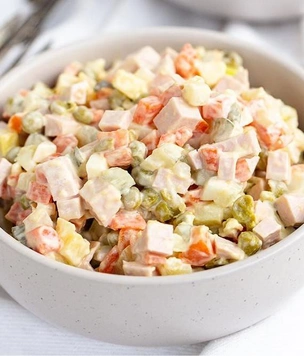 Новогодние салаты снова подорожали: оливье обойдется дороже на 17%, чем в 2024 году