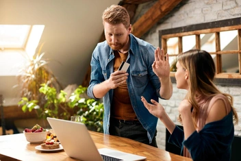 «Стыдно просить деньги у мужа»: 5 причин, почему женщина ограничивает себя в финансах