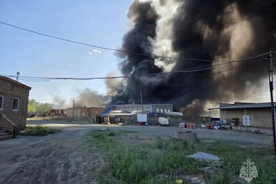 Пожар в Орске: горит склад и мусор на 800 кв.м