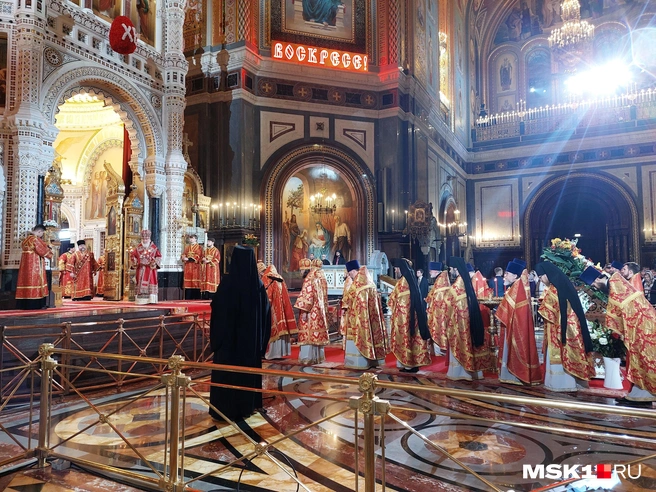 Богослужение в храме Христа Спасителя | Источник: Серафима Путиева / MSK1.RU