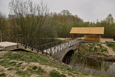 В парке Каменка дорожки обнесли забором и снесло флюгеры