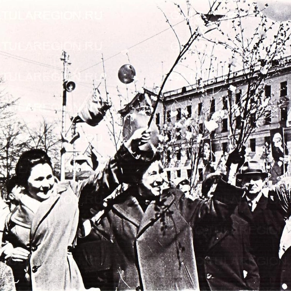 Тула, 1961 год. Туляки вместо флагов использовали ветки деревьев | Источник: Ховрачёв Н. Н. / Государственный архив Тульской области