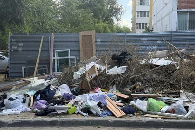 «Шкафы, унитаз, игрушки»: свалка во дворе в Волгограде после поджога