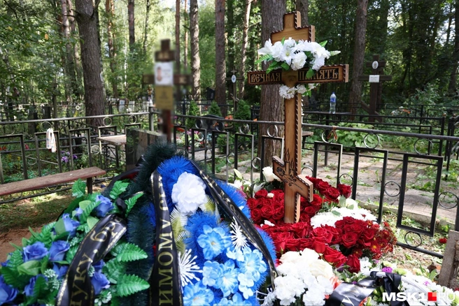 Свежая могила была усыпана венками и цветами от родственников и друзей | Источник: Татьяна Спиридонова / MSK1.RU