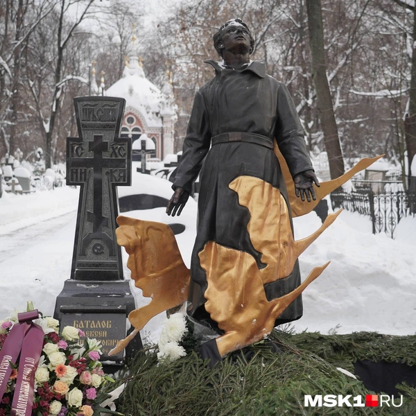Там же покоятся мать актера Нина Ольшевская и его отчим, писатель Виктор Ардов | Источник: Артём Рамазани-Зубов / MSK1.RU