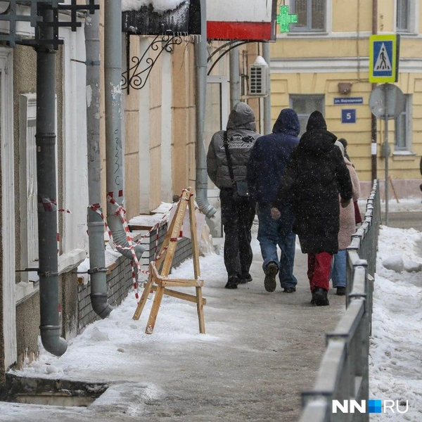 Тротуар на улице очень узкий | Источник: Наталья Бурухина / NN.RU