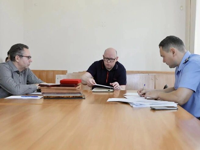 <p>Адвокат принес награды своего подзащитного </p> | Источник: Михаил Шилкин 