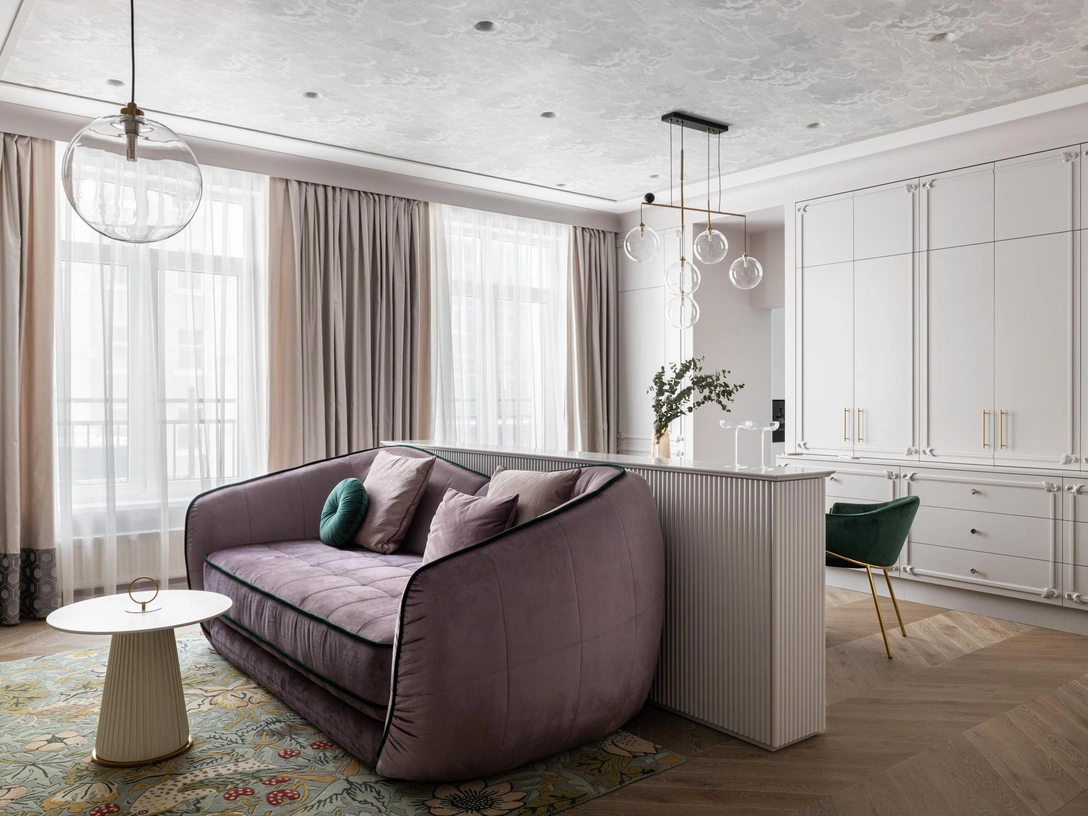 Гостиная. Диван, Tanagra. Корпусная мебель выполнена на заказ, Betto Bardi. На стенах — краска, Benjamin Moore. | Источник: Вера Деблик. Стиль: Анна Шенбергер