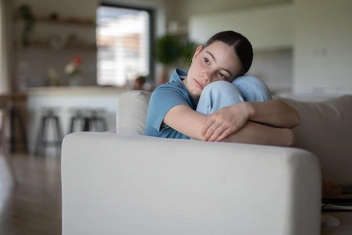 «С 8 лет живу с чувством тревоги и подавленности. Ничего не могу, просто сижу и плачу»