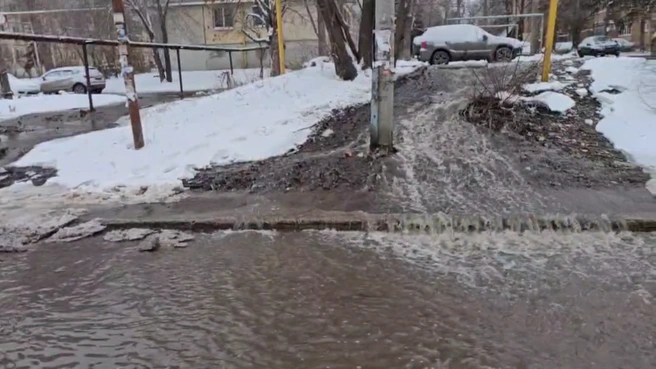 Вода затапливает проезжую часть в районе пересечения улицы Банной с Московским шоссе | Источник: ВОЛГА НЬЮС — Новости Самары / T.me