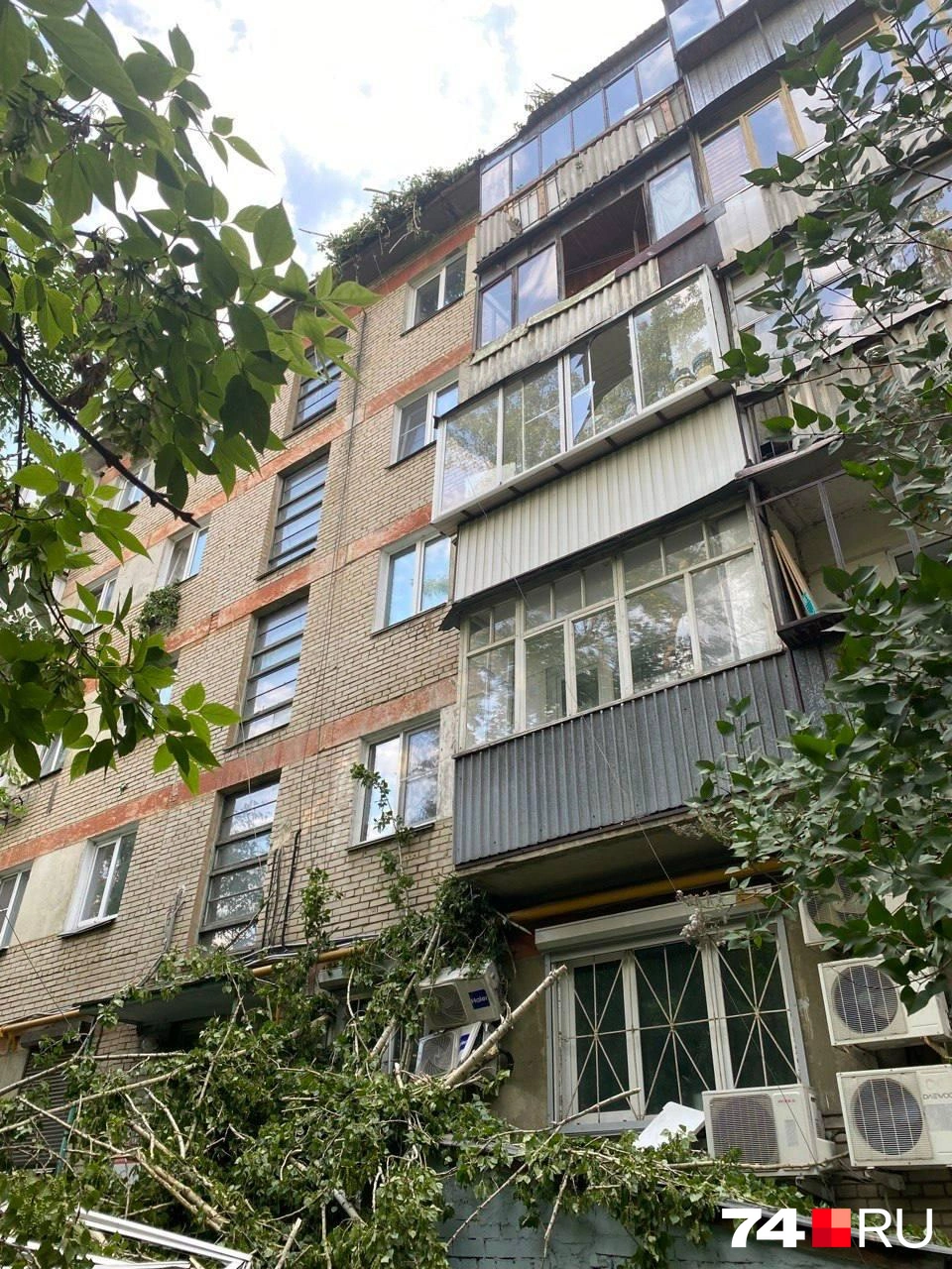 При падении деревьев пострадали некоторые балконы, у подъезда сорвало кондиционеры | Источник: читатель 74.RU