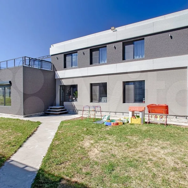 Архитектура дома напоминает дримкор | Источник: Avito.ru