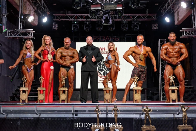 Здесь тольяттинка стоит по правую сторону от рефери в компании двух мужчин-бодибилдеров | Источник: Анастасия Олеговна (Хальзова) / vk.com