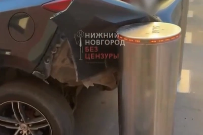 В Нижнем Новгороде «Мазду» зажало между боллардами