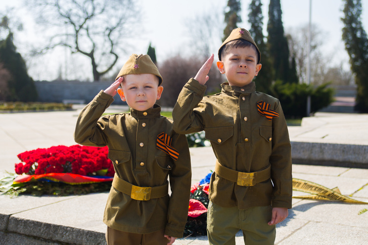 Стоит ли «наряжать» ребенка на День Победы в военную форму: мнения родителей