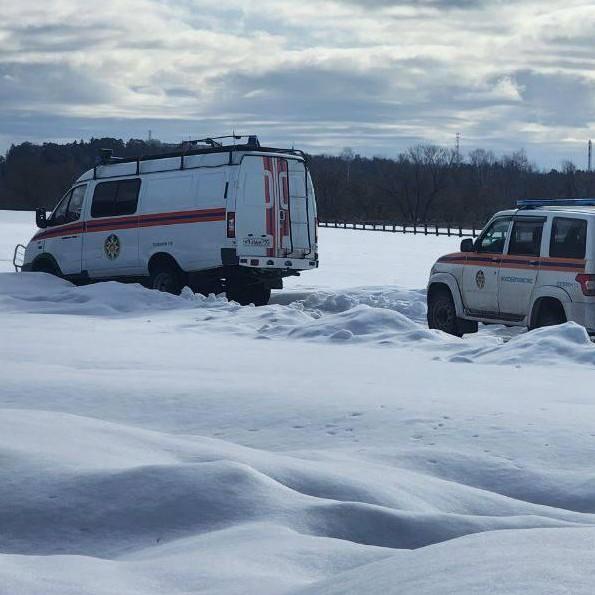 «Как это произошло? Тут глубина по пояс. А вещи могли подбросить»: жители Звенигорода не верят, что подростки утонули