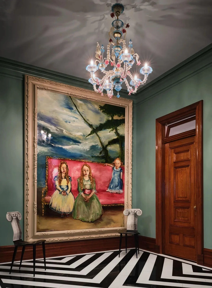 В прихожей висит портрет трех дочерей Сиейси, написанный Джулианом Шнабелем. Стулья, Fornasetti. Венецианская люстра. | Источник: Дуглас Фридман