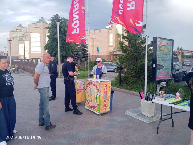 Против лоточников вышел глава управления торговли и услуг Сергей Березуев | Источник: пресс-служба администрации Челябинска