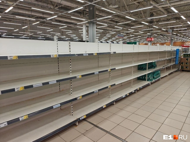 Полки магазина активно освобождают перед предстоящим закрытием | Источник: Кирилл Кушнов / E1.RU