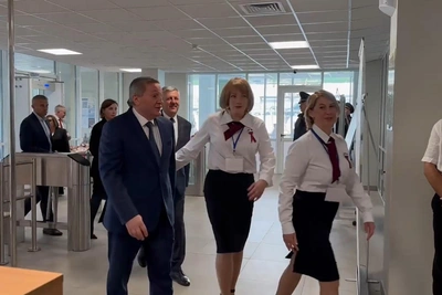 Губернатора Бочарова провели к урне в Волгограде