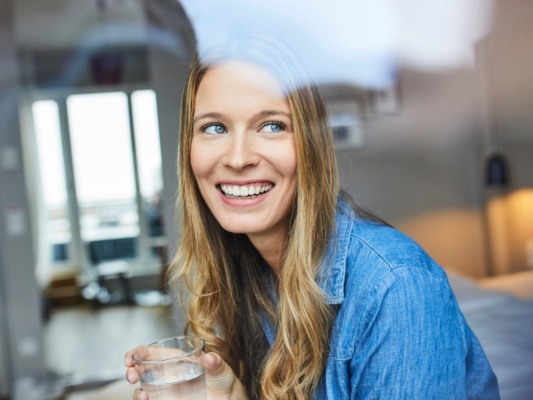 Простая привычка, которая поможет вам всегда выглядеть на пять лет моложе | marieclaire.ru